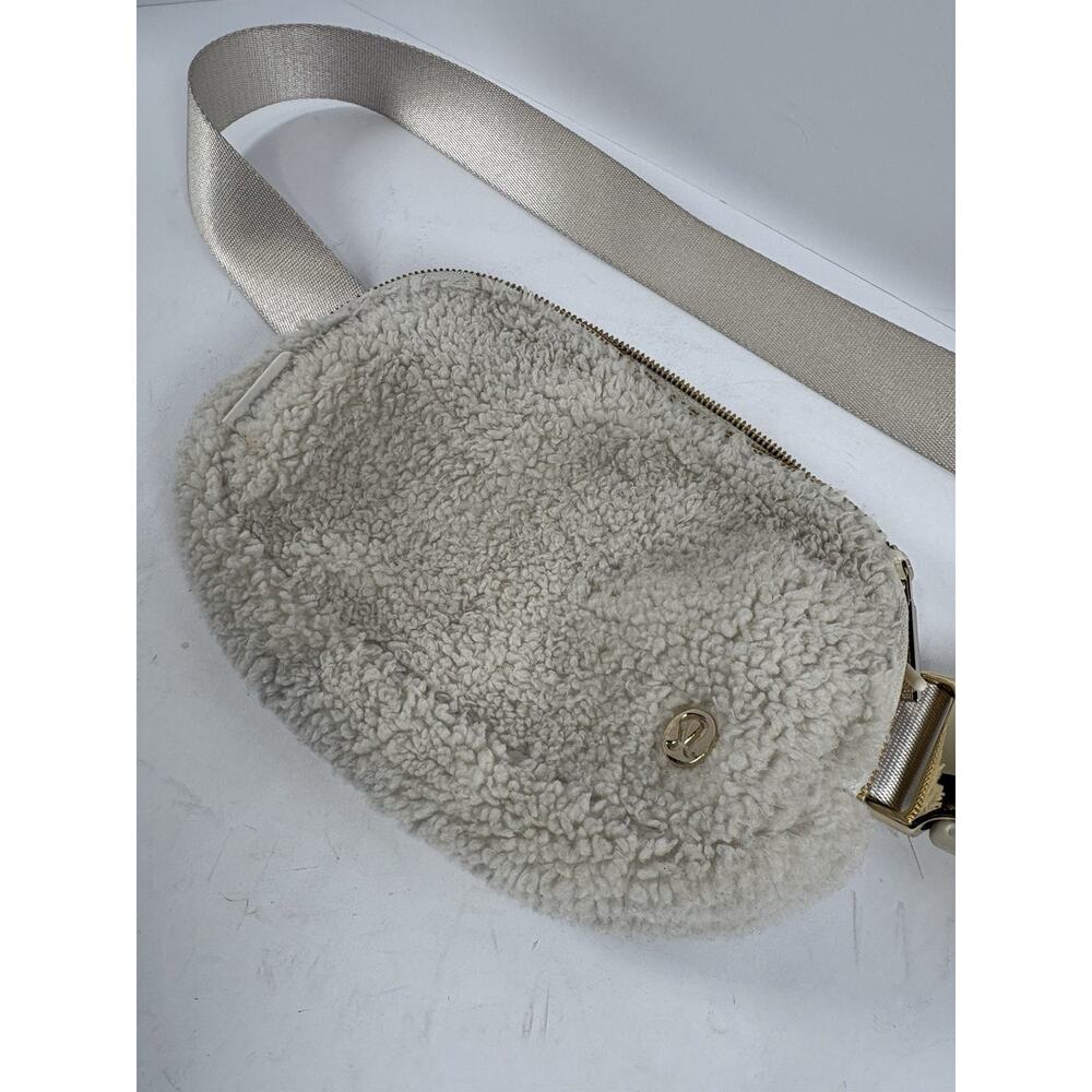 Lululemon Everywhere Belt Bag 1L Fleece White Opal/Gold Beautiful Crossbody - Picture 2 of 9